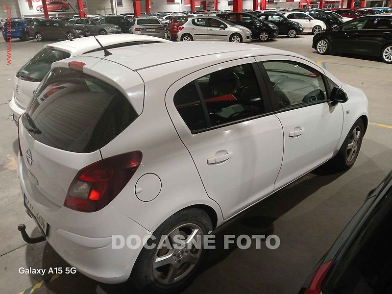 Opel Corsa (2011) 1.2i, ČR, AC, tažné - fotka 2 z 3