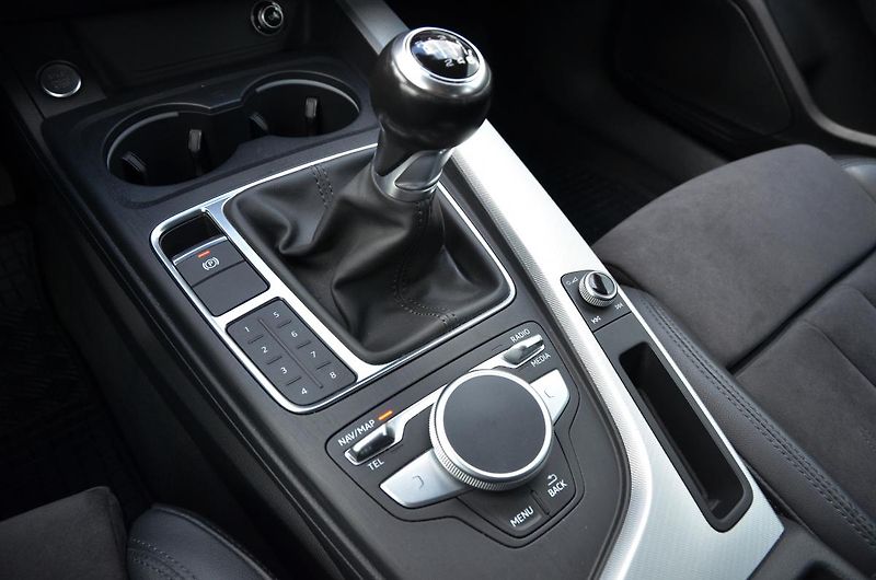 Audi A4 (2017) 2.0 TDi 110kW / NAVI / XENON - fotka 39 z 46