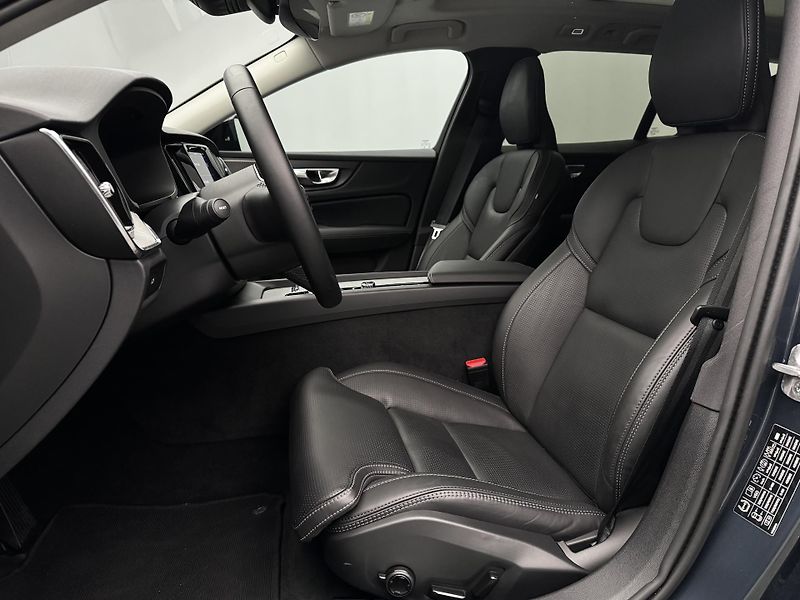 Volvo V60 B4 DARK PLUS AUT  - fotka 4 z 49