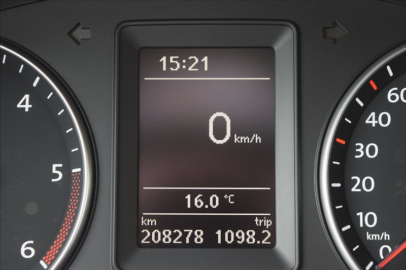 Volkswagen Touran 1,6 d 77KW BIXENON TAŽNÉ - fotka 28 z 40