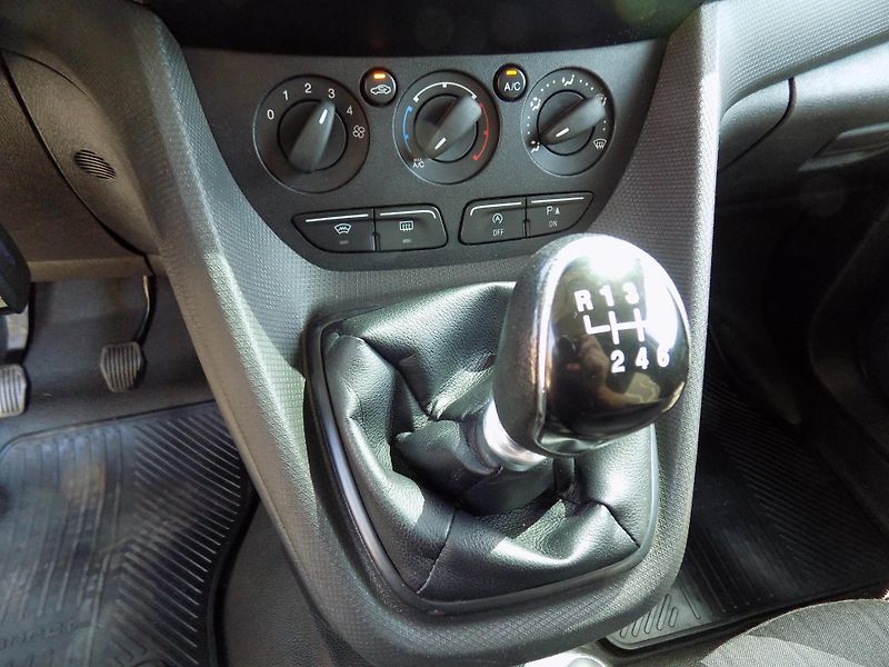 Ford Transit Connect 1,5 TDCI 88 KW KLIMA ČR!!! - fotka 32 z 44