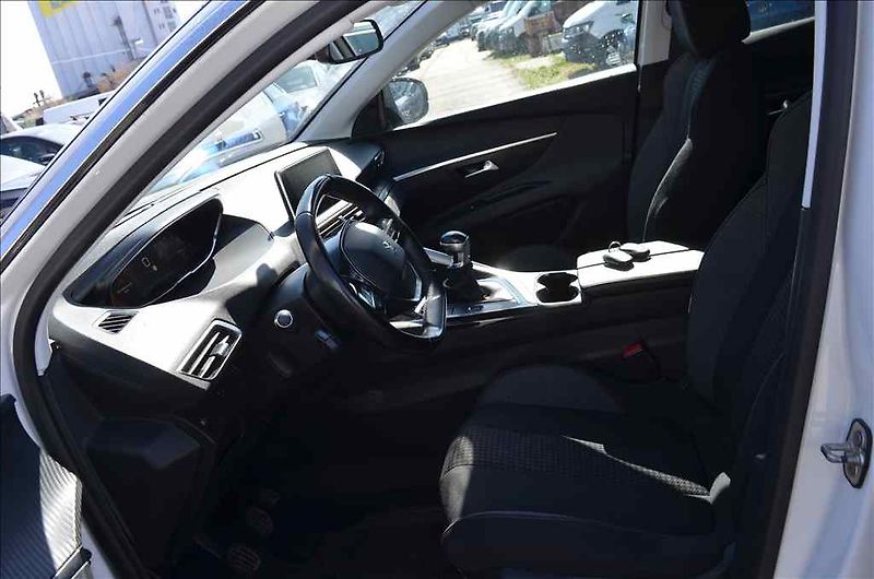 Peugeot 3008 (2019) 1,2 - fotka 14 z 18