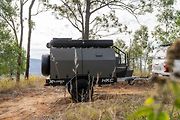 Obytný přívěs od Hardkorr Campers je kompaktní, levný a bytelný. Výrobce jej vytvořil do náročného terénu.