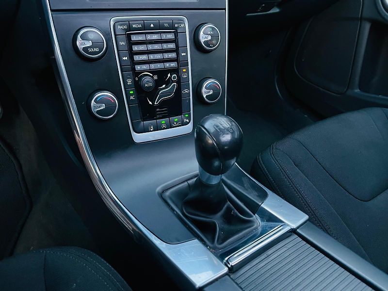 Volvo V60 2.0D4 5VÁLEC SERVISKA TAŽNÉ - fotka 38 z 48