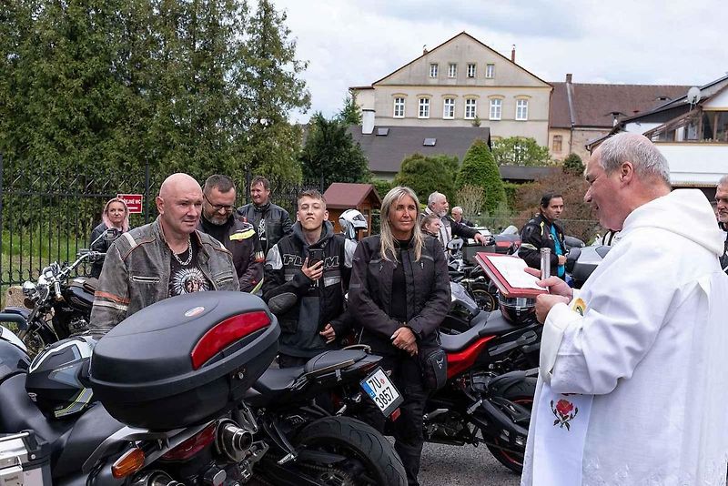 Motorkáři se sjeli na žehnání v bazilice v Jablonném.
