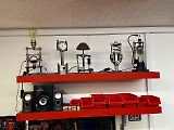 Lampy vyrábí z motorových dílů vozidel 20. a 30. let.