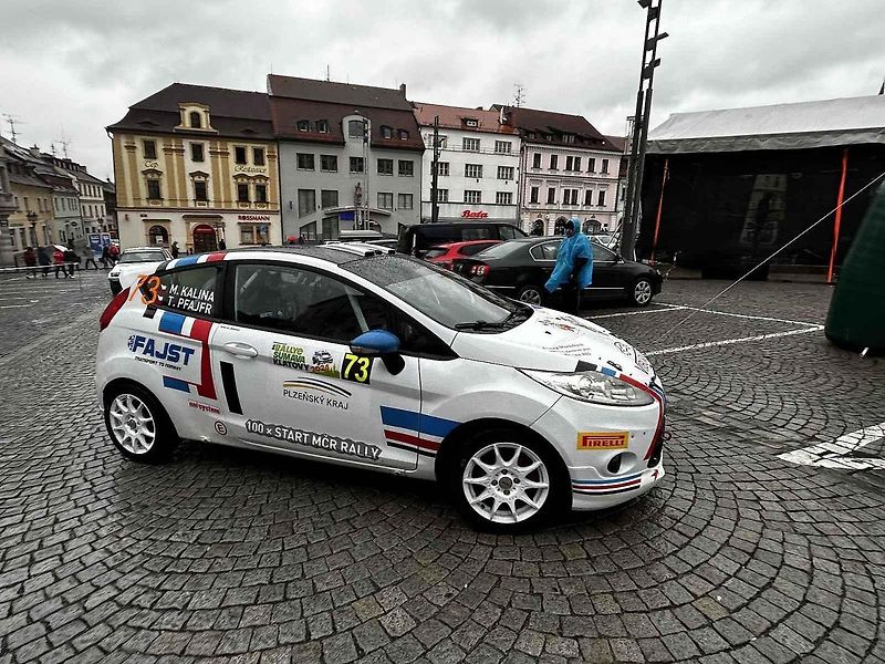 Tragédie, která se odehrála v rámci 58. ročníku Rallye Šumava, kdy po nehodě zemřela navigátorka Alena Krejčíková (41), nezasáhla jen příznivce rallye, ale její kamarády, jelikož byla na Klatovsku doma.