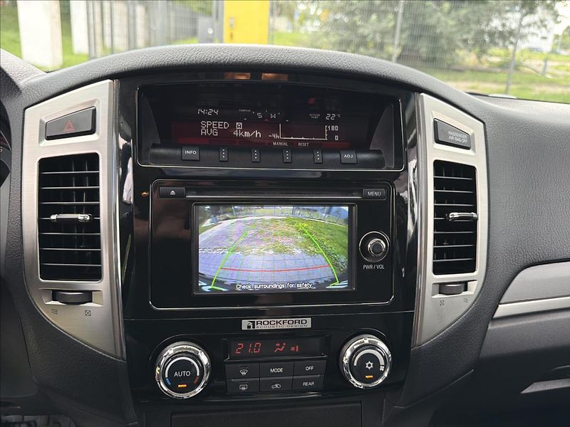 Mitsubishi Pajero 3,2 DI-D ČR SERVIS NT - fotka 14 z 30