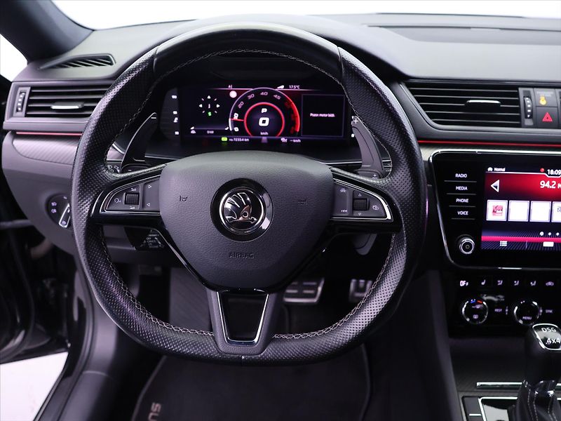 Škoda Superb 2,0 TDI 140kW DSG CZ Sportline - fotka 23 z 38