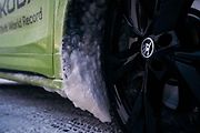 Automobilka Škoda pokořila s plně elektrickým vozem SUV Enyaq RS rekord v nejdelším souvislém driftu na ledě.