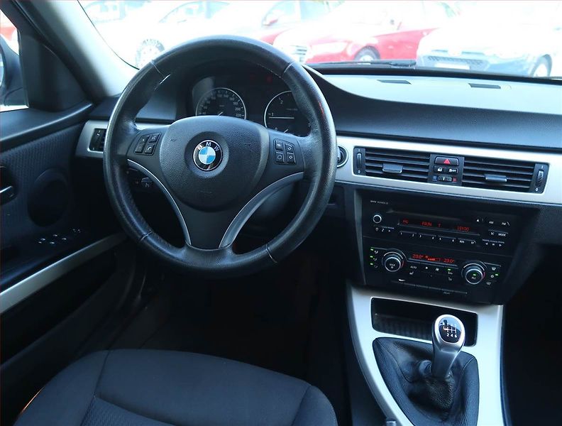BMW Řada 3 (2012) 316 d, Serv.kniha, Xenony - fotka 7 z 15
