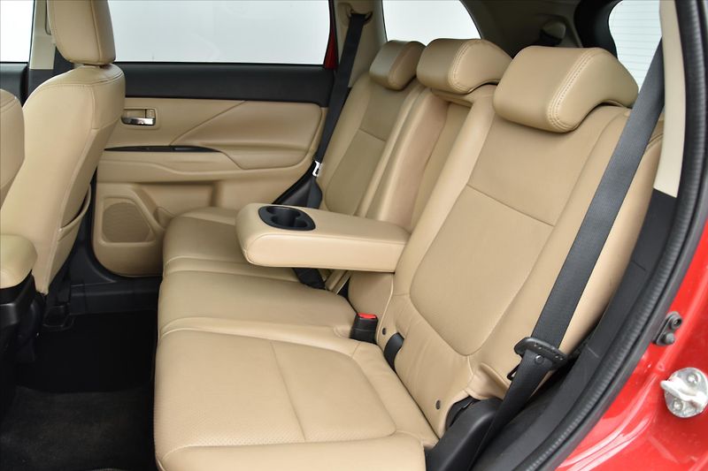 Mitsubishi Outlander 2.2 DI-D 4WD A/T 7-MÍST ČR - fotka 12 z 33