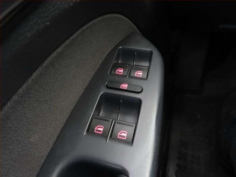 Volkswagen Touran (2012) 1.6 TDI, Serv.kniha, Navi - fotka 14 z 14