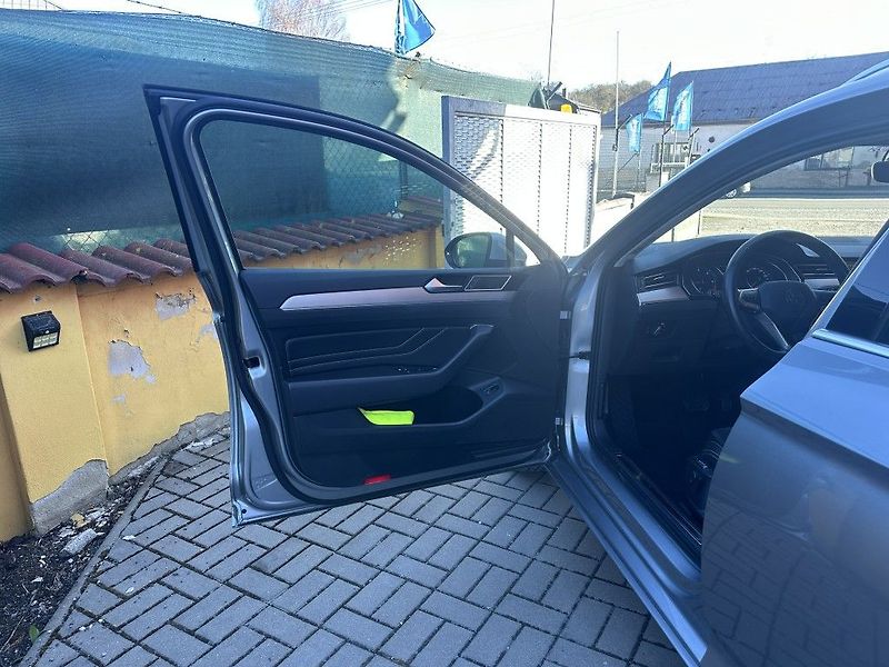 Volkswagen Passat 2.0 TDi 110kW serviska - fotka 20 z 28