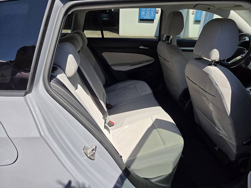 Volkswagen Golf (2023) 2.0 TDI DSG - fotka 36 z 39