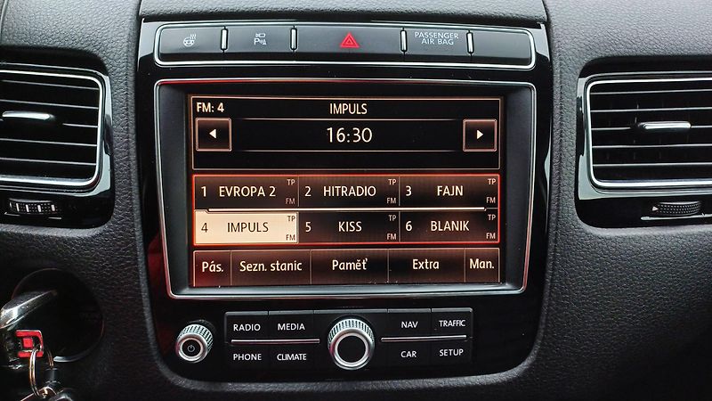 Volkswagen Touareg 3.0 TDI 193kW R-LINE-WEBASTO- - fotka 36 z 50