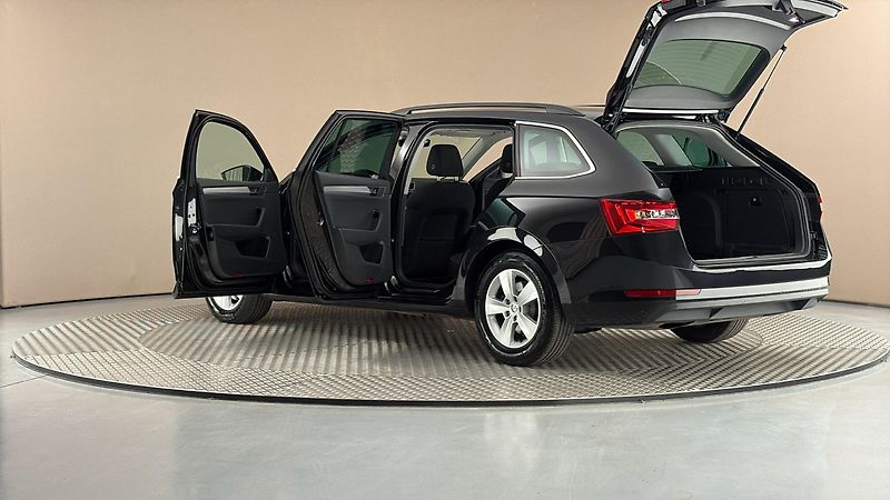 Škoda Superb 2.0 TDI Ambition Combi - fotka 7 z 24