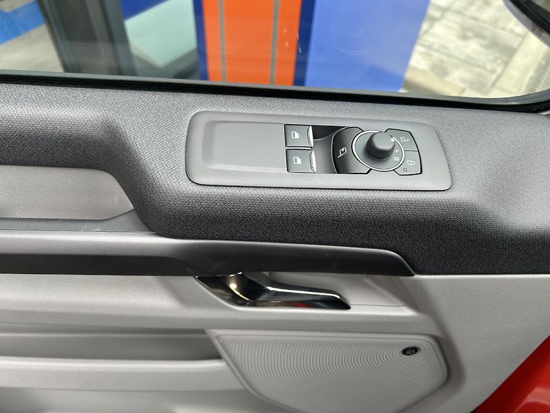 Ford Tourneo Custom Titanium L1 2.0 EcoBlue 110 kW - fotka 16 z 36