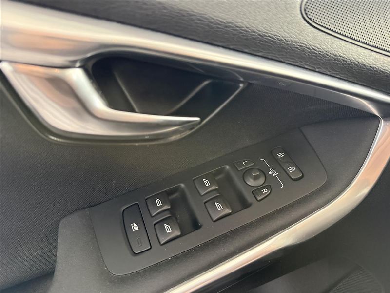 Volvo V40 2,0   D2 88kW,SERVISKA, - fotka 10 z 26