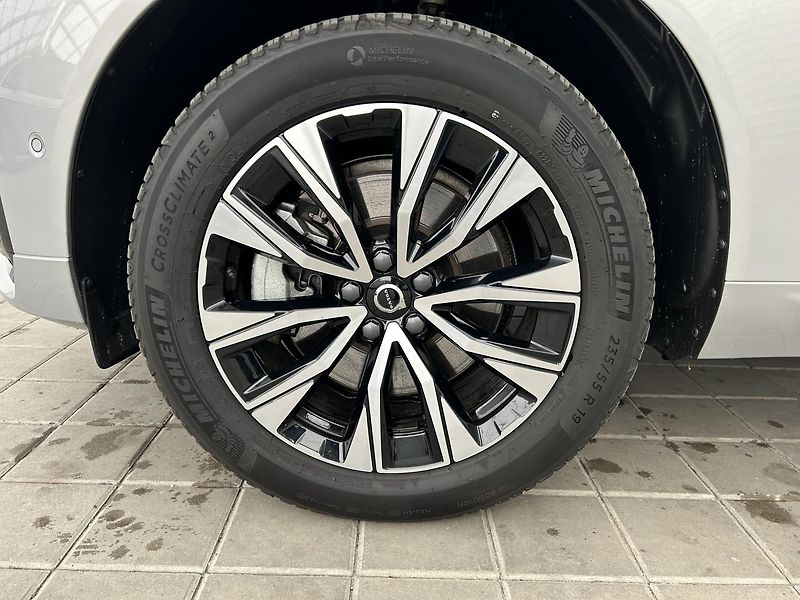 Volvo XC60 2.0 B4 4x4 PLUS  Black - fotka 10 z 29
