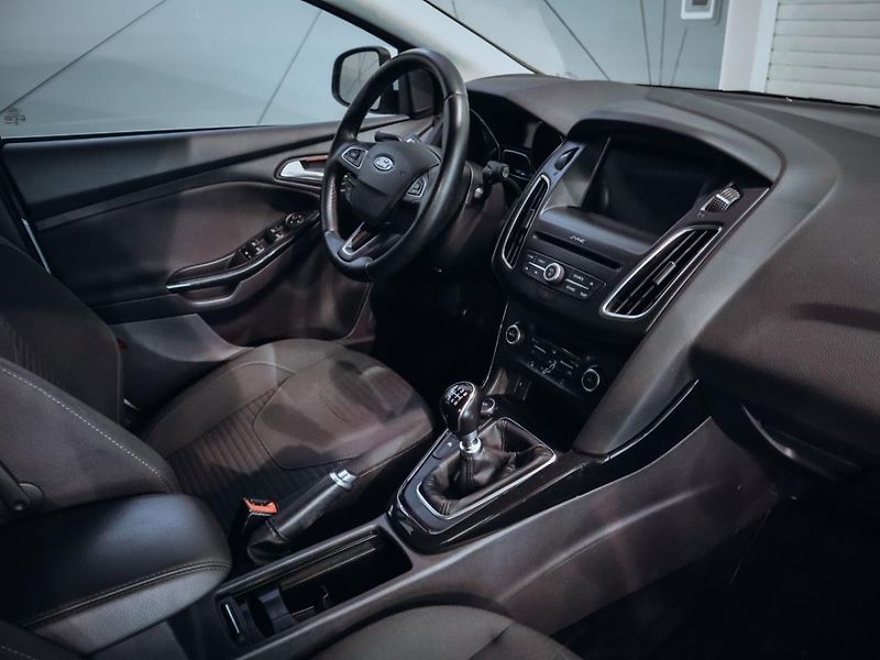 Ford Focus 1.5 EcoBoost Titanium - fotka 19 z 23