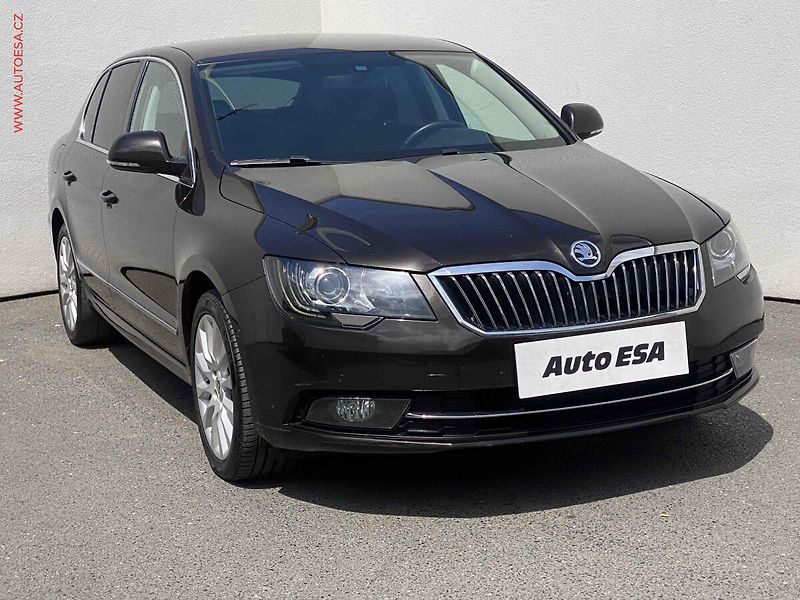 Škoda Superb (2015) 2.0TDi, ČR, AC, bixen, park - fotka 1 z 19