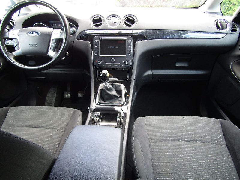 Ford Galaxy (2011) 2.0 TDCi 103kW 7MÍST - fotka 15 z 38