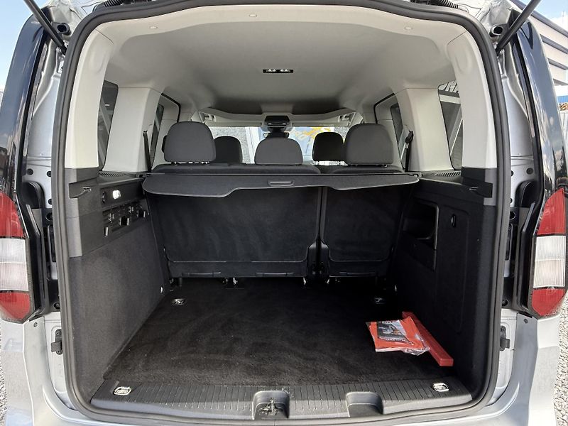 Ford Tourneo Connect 2,0 EcoBlue Titanium - fotka 14 z 38
