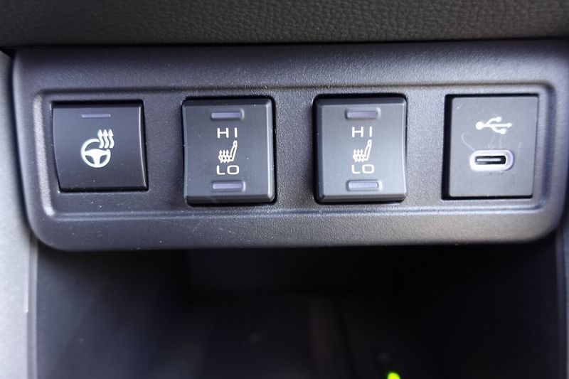 Toyota Corolla Cross 2,0 HEV Executive (bi-tone) 4x - fotka 23 z 34