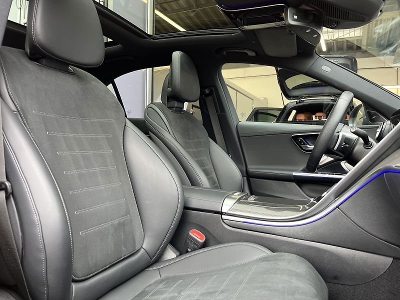 Mercedes-Benz Třídy C C-Třída 300 4MATIC AMG Line - fotka 16 z 21