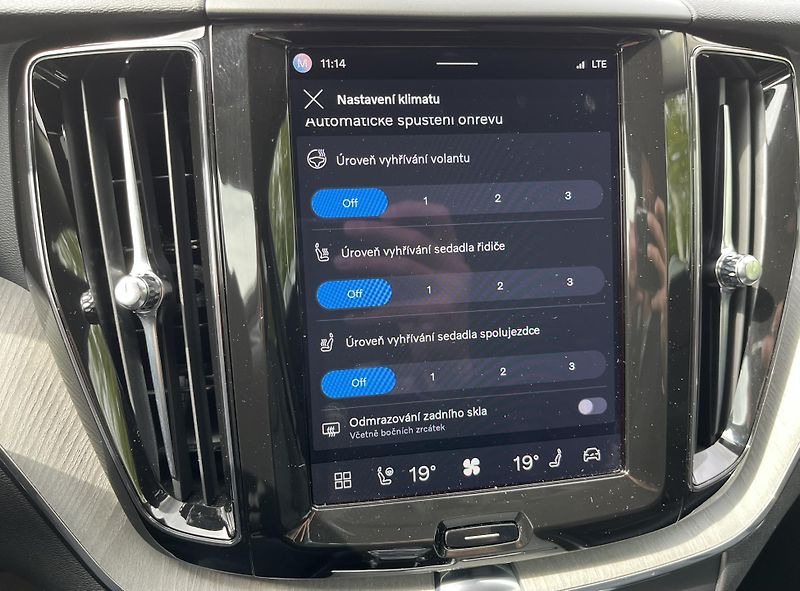 Volvo XC60 B5 AWD PLUS DARK/360/vent/kola - fotka 38 z 50