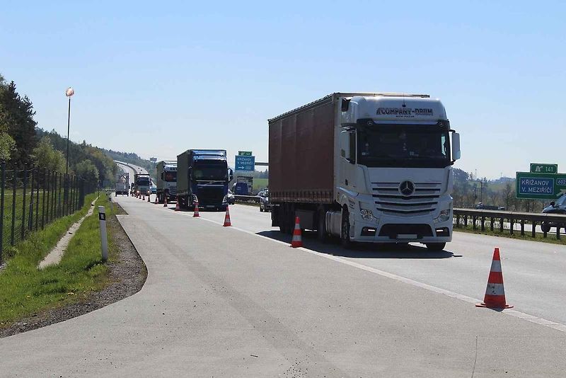 Na dálnici mezi Prahou a Brnem jezdí hodně kamionů. Někteří řidiči jedou spořádaně za sebou, jiní ne.