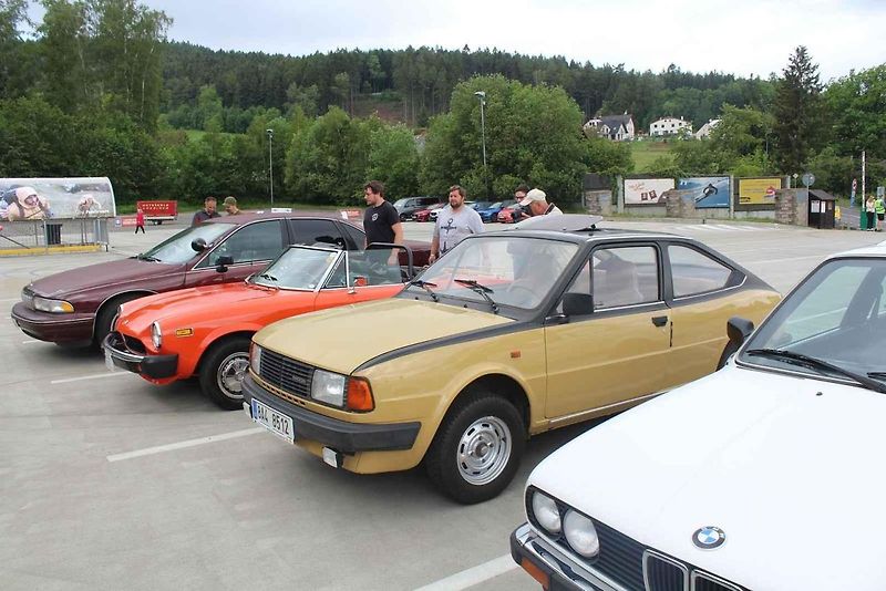 Na Centrální parkoviště P1 ve Skiareálu Ještěd se sjelo přes sedm desítek účastníků.