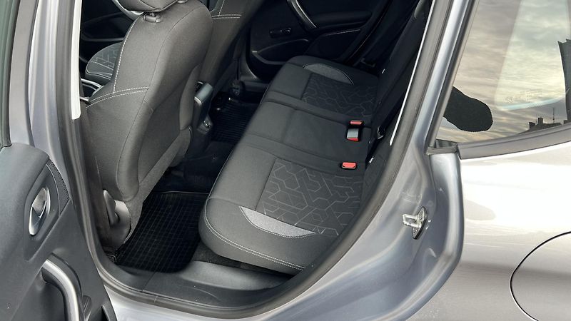 Peugeot 2008 1.2 PURE TECH - fotka 13 z 15