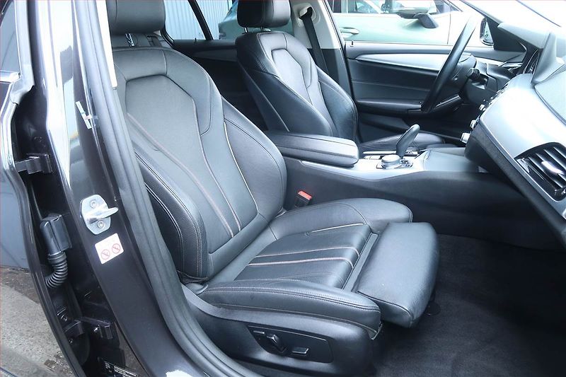 BMW Řada 5 (2017) Sport Line 520d xDrive - fotka 9 z 24