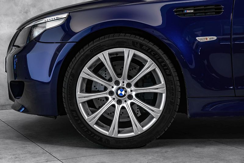 BMW M5 V10 5.0 manuál - fotka 2 z 23