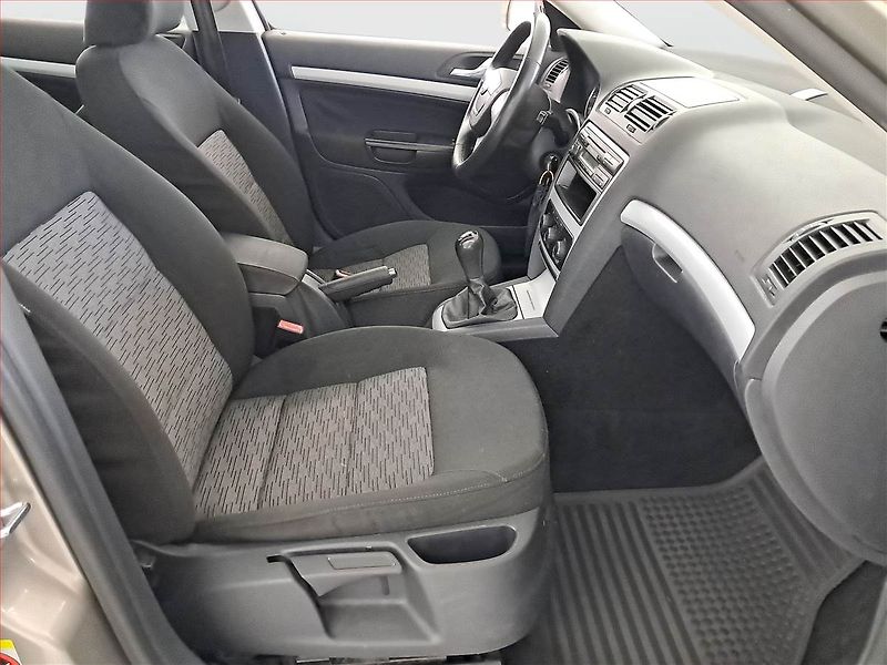 Škoda Octavia (2009) Ambiente 1.6 TDI, po STK - fotka 9 z 14
