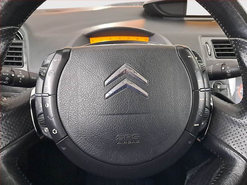 Citroën C4 (2005) Exclusive 1.6 HDi, nová STK - fotka 16 z 17