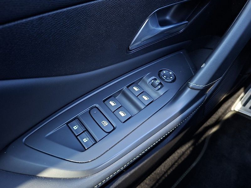 Peugeot 408 GT Plug-in HYBRID 225k e-EAT8 - fotka 31 z 32
