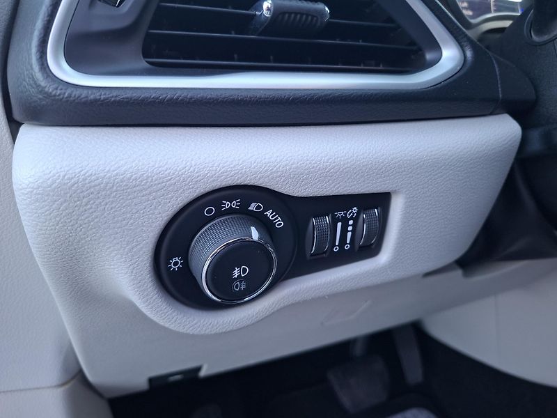 Chrysler Pacifica (2017) 3,6L V6 Touring L PLUS,DVD,And - fotka 24 z 35