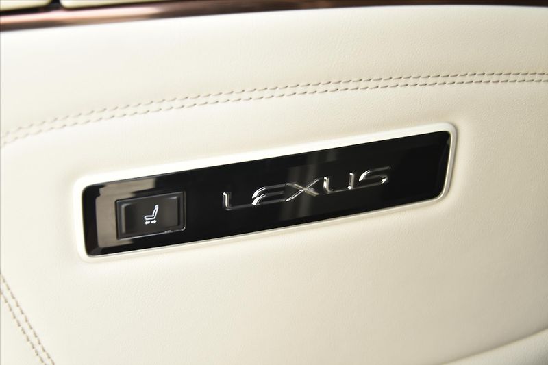 Lexus LM 350h  2.5 HEV LUXURY 7 MÍST ČR - fotka 33 z 39