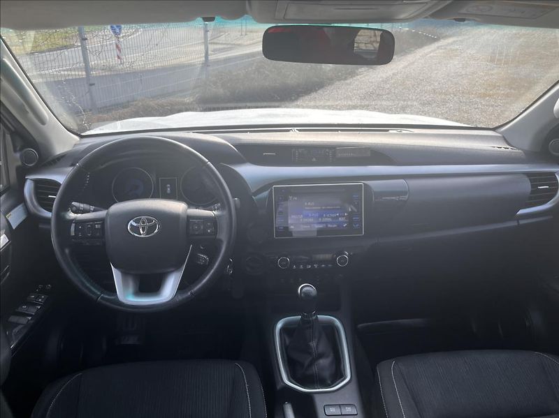 Toyota Hilux DC 2,4 D-4D 6 MT Active 4X4 - fotka 14 z 27