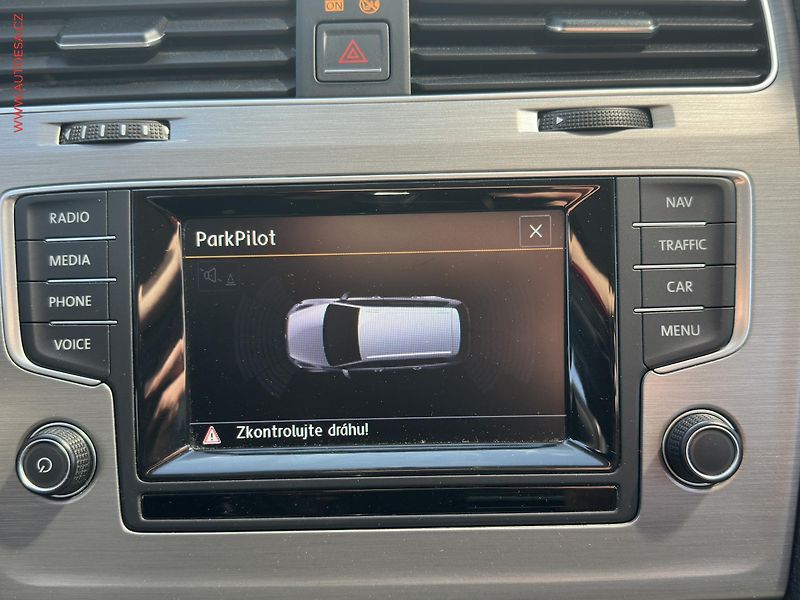 Volkswagen Golf (2015) 1.6TDI, Navi - fotka 15 z 21