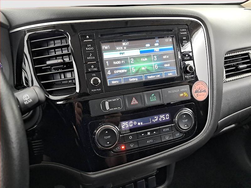 Mitsubishi Outlander (2017) 2.0, Tempomat, Park. senzory - fotka 12 z 17