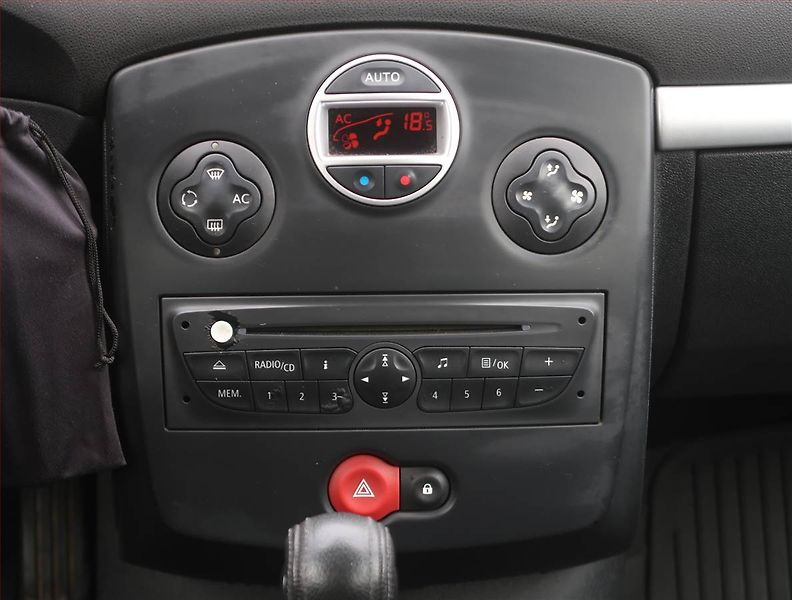 Renault Clio (2009) 1.5 dCi, Automat, Serv.kniha - fotka 12 z 17