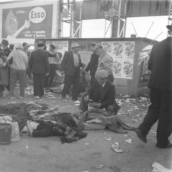 Le Mans 11. června 1955, okamžiky po katastrofě. Po nehodě závod i přes chaos pokračoval, protože funkcionáři se obávali, že hromadný odchod diváků by zablokoval cesty a na místo by se nedostali záchranáři.
