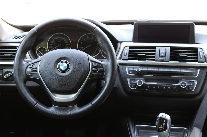 BMW Řada 3 320i GT / xDrive / HUD / 360° - fotka 24 z 49