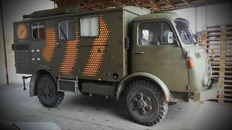 Automobil si umí poradit i s těžším terénem