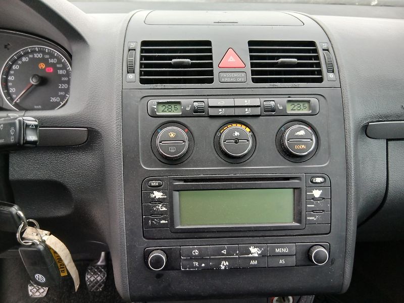 Volkswagen Touran 1.6 FSI, ALU - fotka 18 z 27