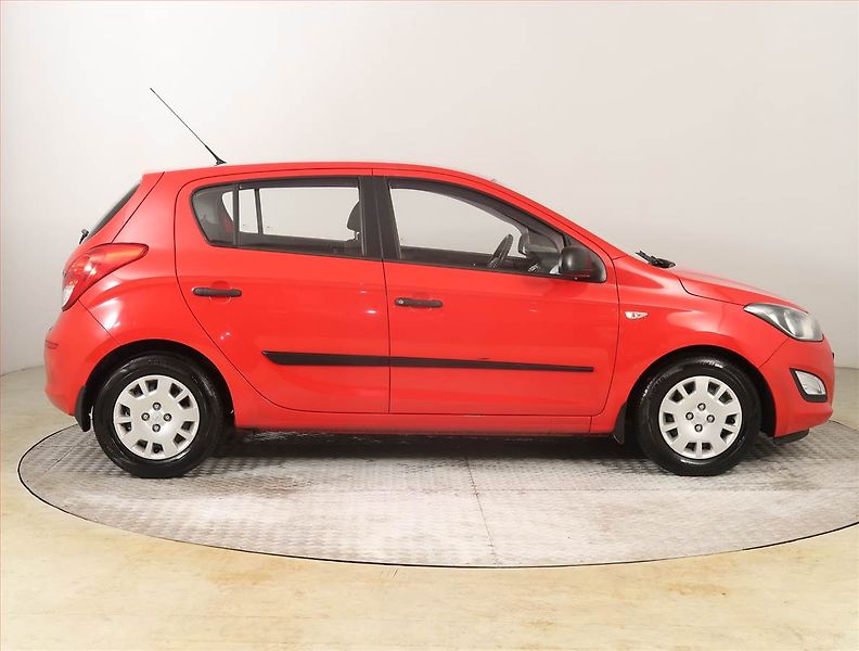 Hyundai i20 (2013) 1.2, nová STK, zamluveno - fotka 6 z 14